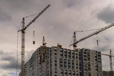 Uçan Clou arka planda İnşaat Vinç çalışmaları