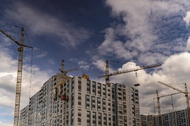 Uçan Clou arka planda İnşaat Vinç çalışmaları