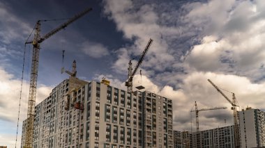 Uçan Clou arka planda İnşaat Vinç çalışmaları