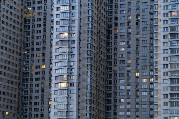 Upplysta fönster i ett bostadshus i metropolen — Stockfoto