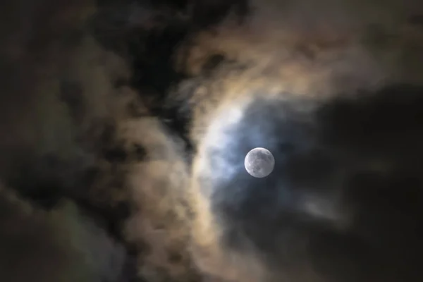 Luna volando entre las nubes — Foto de Stock