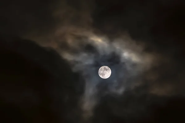 구름 사이를 날아다니는 달 — 스톡 사진