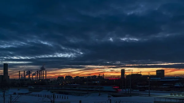 Running sunset clouds and city skyline — Stock Photo, Image