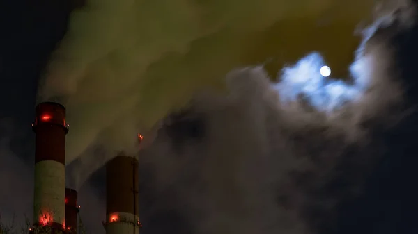 화력에 의해 방출되는 증기의 구름을 통해 보이는 달 — 스톡 사진