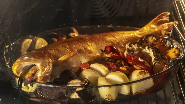Cottura del pesce con verdure in forno, a casa — Foto Stock