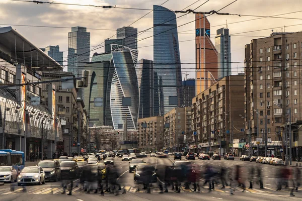 Yoğun şehir kavşaklarında insanların ve araçların trafik akışları