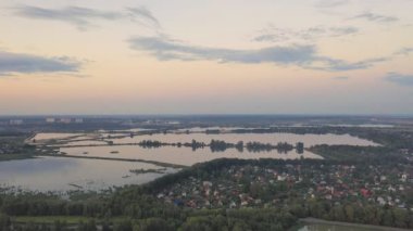 Orta iklimsel bölgede gölün havadan görünümü, çevresindeki yollar ve köyler