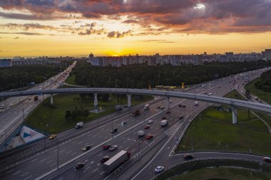 T de üst geçitlerde araçların hareketi havadan görünümü