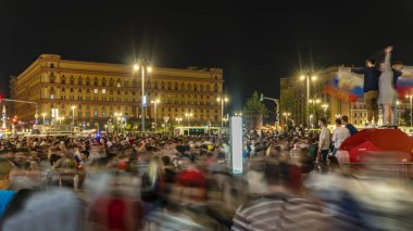 Futbol taraftarları ve seyirciler g sonra sokaklarda eğlenmek