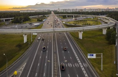 T de üst geçitlerde araçların hareketi havadan görünümü