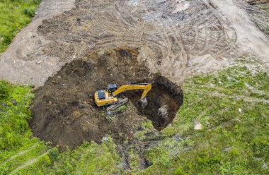 Büyük bir çukur kazma ekskavatörhavadan görünümü