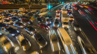 kavşak üzerinde gece trafik sıkışıklığı