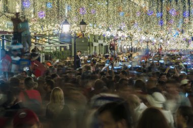 Futbol taraftarları ve seyirciler g sonra sokaklarda eğlenmek