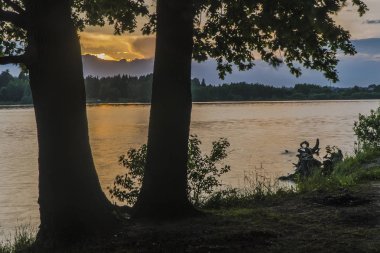 gölüzerinde bir meşe bahçesinde sonbahar gün batımı