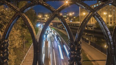 bir dökme demir çit ile yapılan gece trafiğinin çekim