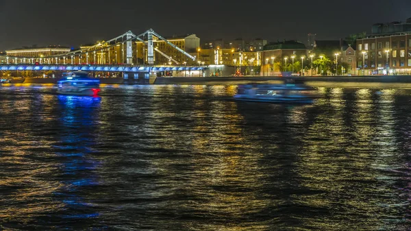 Işıklı gece nehri görünümü , dolgu ve hareket — Stok fotoğraf