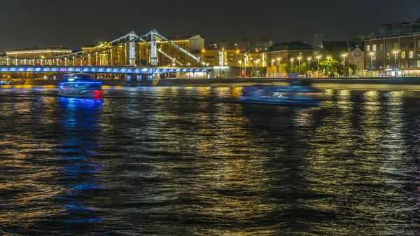 ışıklı gece nehri görünümü , dolgu ve hareket