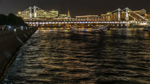 Işıklı gece nehri görünümü , dolgu ve hareket — Stok fotoğraf