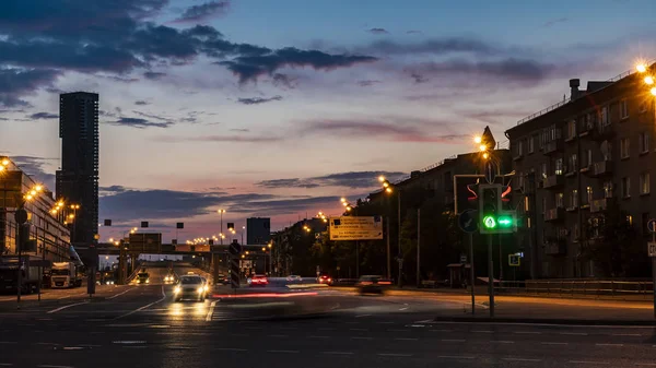 Running Sunset Clouds en skyline van de stad — Stockfoto