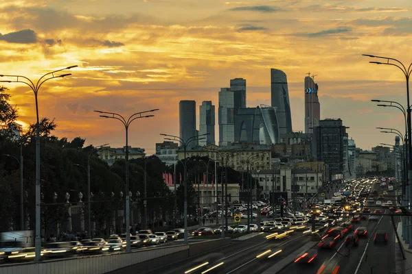 Vista dos arranha-céus e torres do centro da cidade ao pôr do sol — Fotografia de Stock