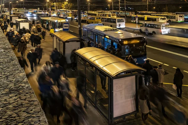 Pasajeros que esperan y abordan autobuses en la terminal de autobuses —  Fotos de Stock