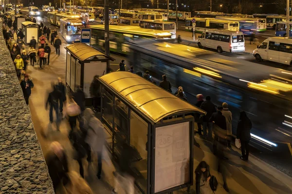 Passageiros que esperam e embarcam ônibus no terminal de ônibus — Fotografia de Stock