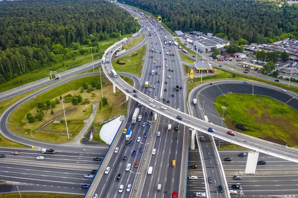 Tで高架上の車の動きに空気から見る — ストック写真