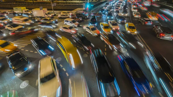 kavşak üzerinde gece trafik sıkışıklığı
