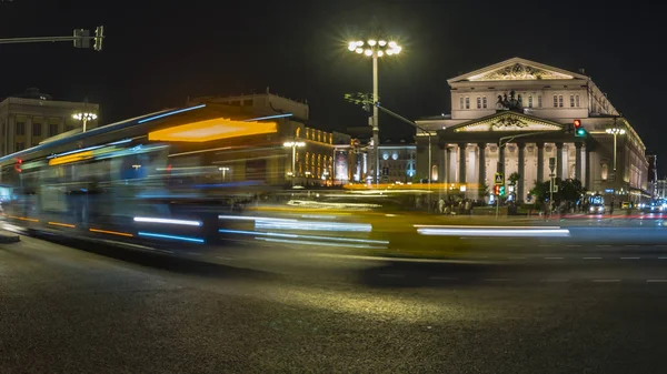 Moskova'da Tiyatro Meydanı'nda gece trafiği