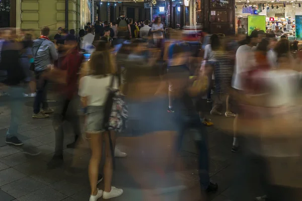 Futbol taraftarları ve seyirciler g sonra sokaklarda eğlenmek