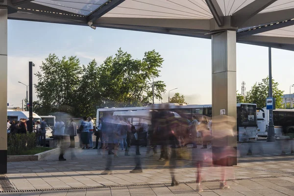 otobüs terminalinde bekleyen ve otobüse binen yolcular