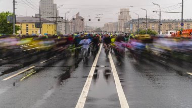 Yağmurlu weath şehrin Merkez sokaklarında Bisiklet ebinmek
