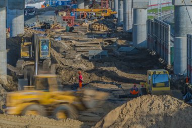 yüksek hızlı üst geçit inşaatı üzerinde yoğun çalışma,