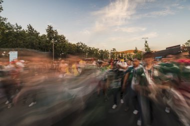Seyirciler ve futbol taraftarları maçtan sonra stadyumdan çıktı,