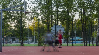 gençler coşkuyla sokak basketbolu oynamak 