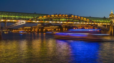 ışıklı gece nehri görünümü , dolgu ve hareket