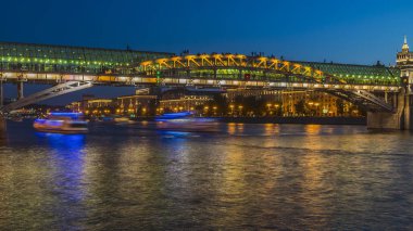 ışıklı gece nehri görünümü , dolgu ve hareket