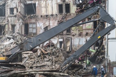hidrolik makasile çok katlı bir binanın yıkılması,