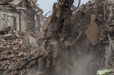 hidrolik makasile çok katlı bir binanın yıkılması,