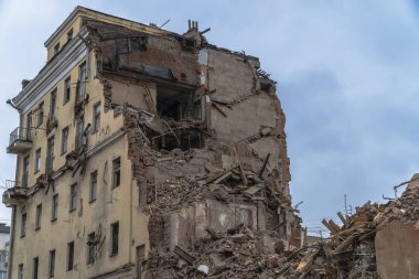 Enkaz ve eski bir binanın iskeleti ma için tahrip