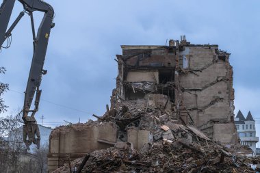 hidrolik makasile çok katlı bir binanın yıkılması,