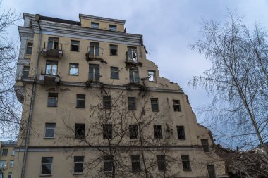 Enkaz ve eski bir binanın iskeleti ma için tahrip