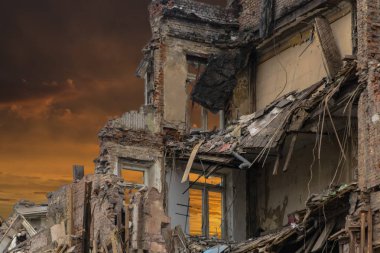 Enkaz ve eski bir binanın iskeleti ma için tahrip