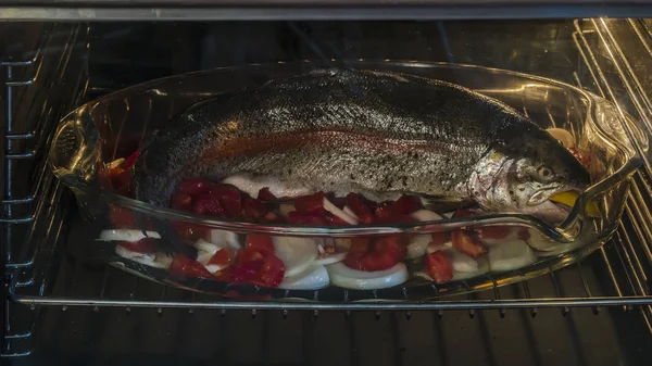 Cucina di pesce e verdure nel forno di cottura — Foto Stock