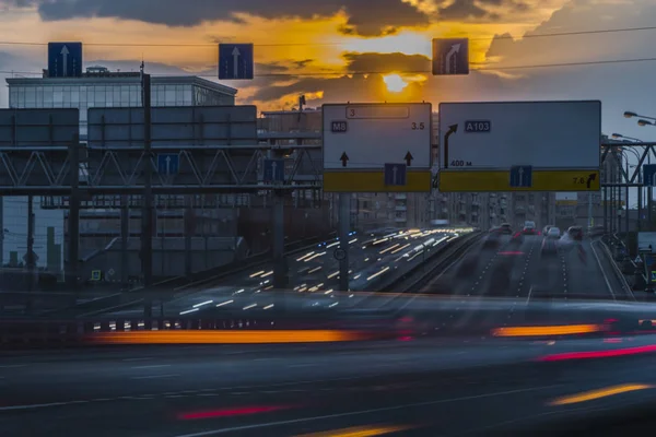 kentsel cadde ve yol kavşağında gece trafik sıkışıklığı