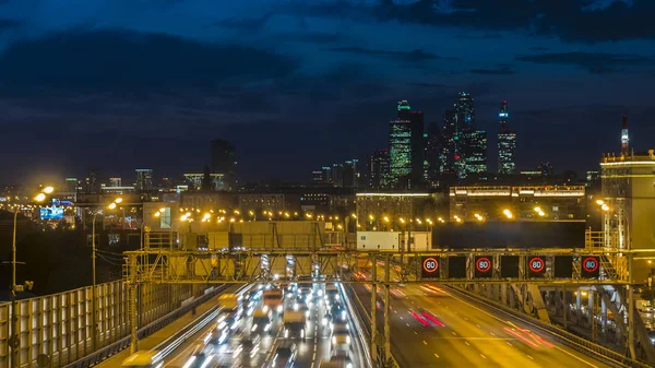 kentsel cadde ve yol kavşağında gece trafik sıkışıklığı