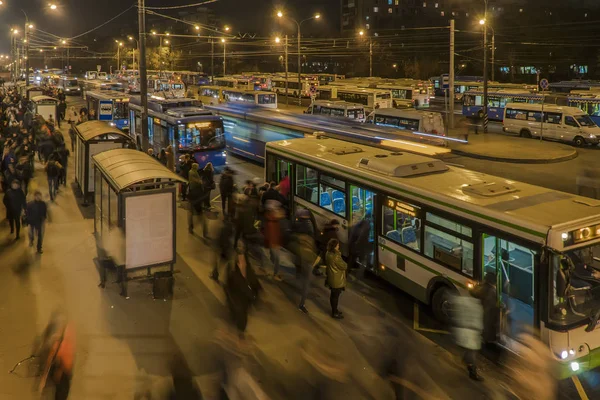 Passageiros que esperam e embarcam ônibus no terminal de ônibus — Fotografia de Stock