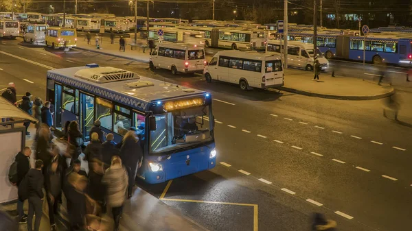 Passageiros que esperam e embarcam ônibus no terminal de ônibus , — Fotografia de Stock