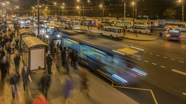 Passageiros que esperam e embarcam ônibus no terminal de ônibus , — Fotografia de Stock
