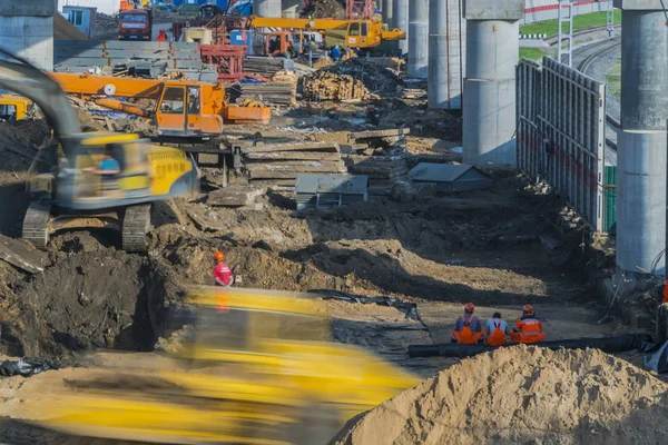 yüksek hızlı üst geçit inşaatı üzerinde yoğun çalışma,